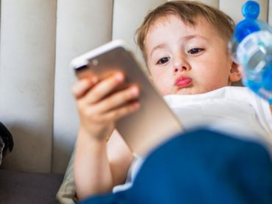 Képernyőidő és közösségi média: így védekezhetnek a magyar szülők a gyerekek függősége ellen